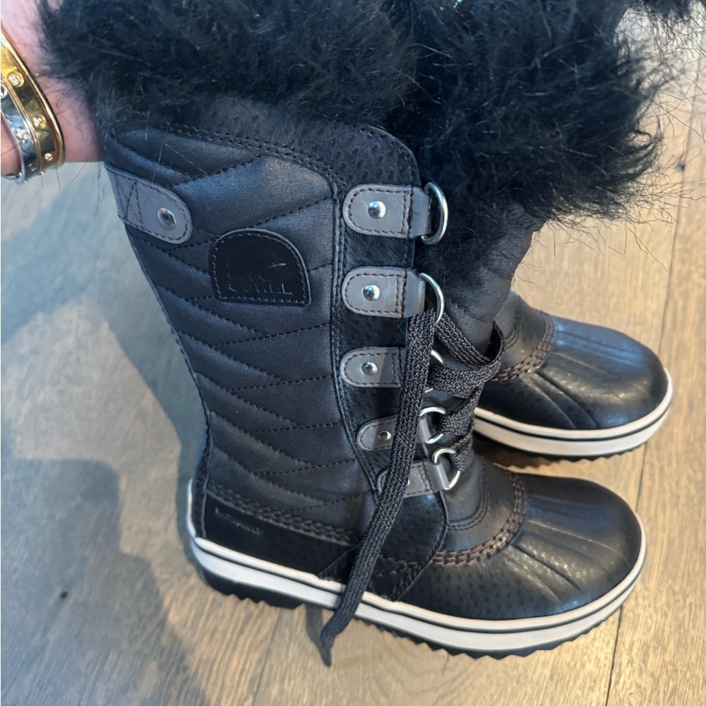 Sorel Black Quilted Boots with Faux Fur